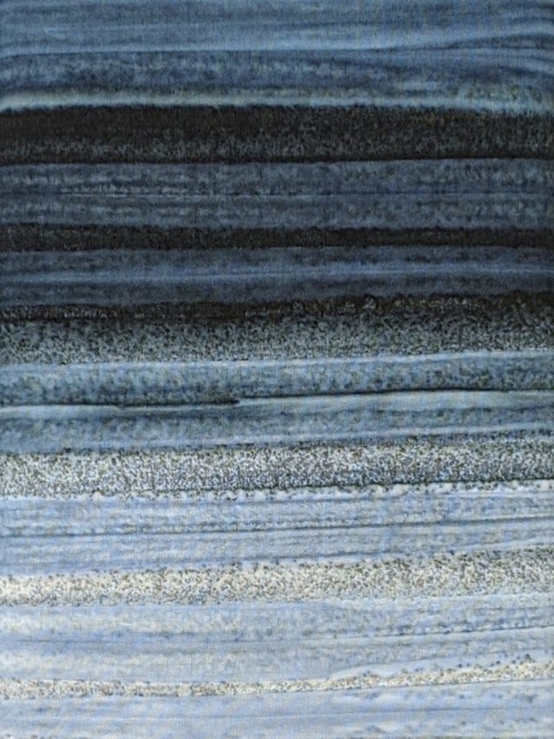 Pode incluir: Pintura abstrata em aquarela com faixas horizontais de v&aacute;rias tonalidades de azul, do claro ao escuro. A textura parece &aacute;spera e em camadas, com algumas &aacute;reas mostrando um efeito salpicado.