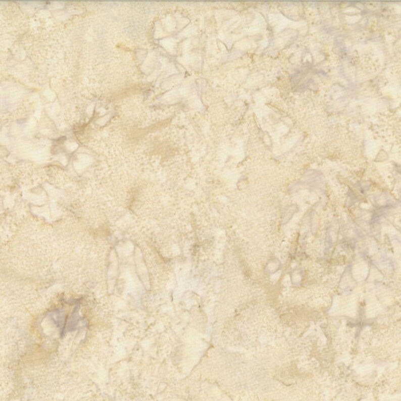 Puede incluir: Un patr&oacute;n de tela sin costuras en tonos beige y crema. El dise&ntilde;o presenta un fondo texturizado con formas sutiles y org&aacute;nicas en forma de hoja y un aspecto moteado, creando una est&eacute;tica natural y terrosa. Ideal para acolchado, ropa o proyectos de decoraci&oacute;n del hogar.