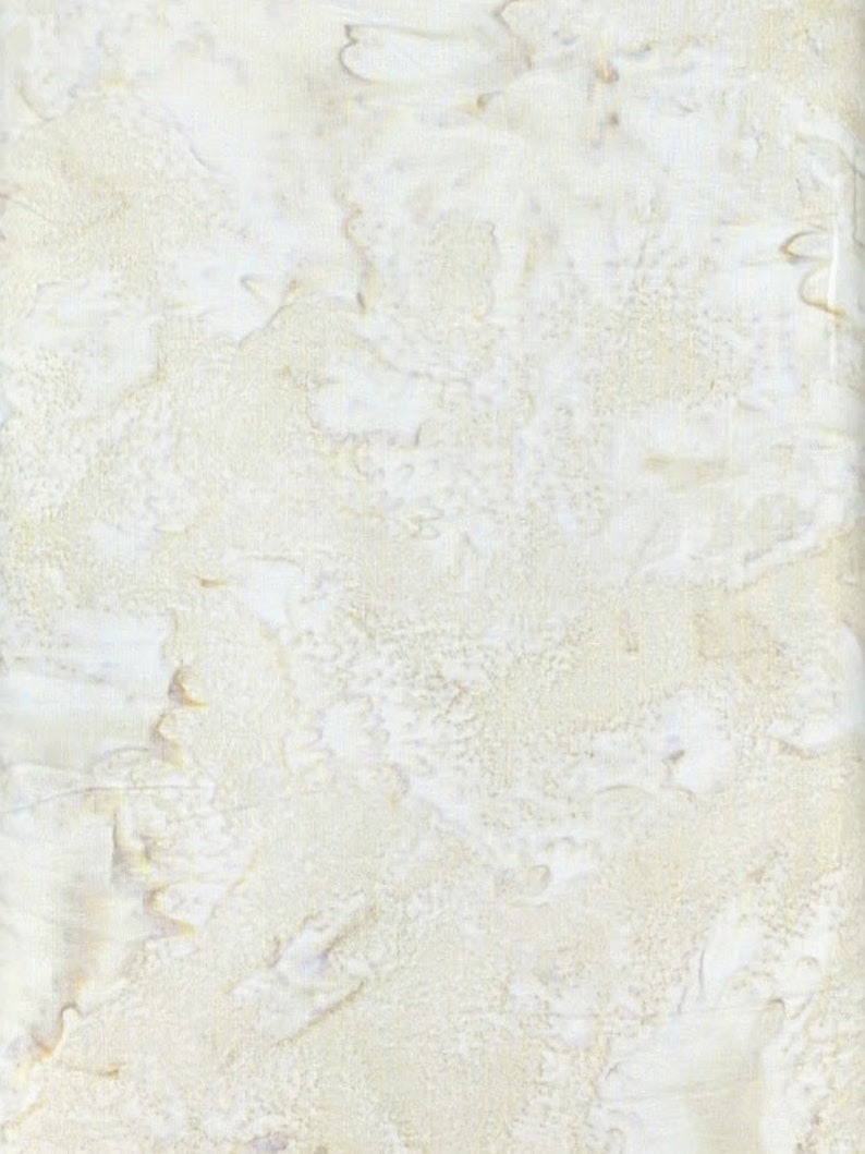 Puede incluir: Tejido blanquecino con un aspecto texturizado y moteado. El tejido presenta un sutil patr&oacute;n de tonos beige claro y crema, creando un efecto marmolado. El aspecto general es suave y neutro.