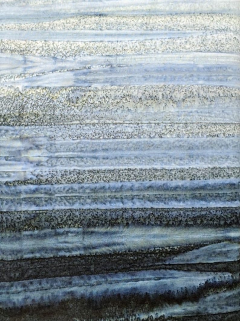 Pode incluir: Pintura abstrata em aquarela com faixas horizontais em tons variados de azul, cinza e branco. A textura parece &aacute;spera e em camadas, criando uma sensa&ccedil;&atilde;o de profundidade e movimento. A obra evoca uma qualidade serena e atmosf&eacute;rica.