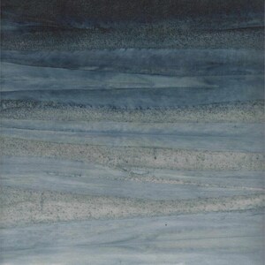 Pode incluir: Obra de arte t&ecirc;xtil abstrata com faixas horizontais em tons variados de azul e cinza. A obra de arte tem uma apar&ecirc;ncia texturizada, com varia&ccedil;&otilde;es sutis de cor e tom, criando uma sensa&ccedil;&atilde;o de profundidade e movimento. A pe&ccedil;a evoca uma qualidade serena e atmosf&eacute;rica.