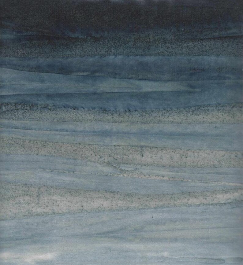 Pode incluir: Obra de arte t&ecirc;xtil abstrata com faixas horizontais em tons variados de azul e cinza. A obra de arte tem uma apar&ecirc;ncia texturizada, com varia&ccedil;&otilde;es sutis de cor e tom, criando uma sensa&ccedil;&atilde;o de profundidade e movimento. A pe&ccedil;a evoca uma qualidade serena e atmosf&eacute;rica.