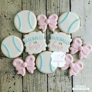 K&ouml;nnte beinhalten: Ein Set aus neun dekorierten Zuckerkeksen. Vier Kekse sind in Form von Baseballs mit blauen N&auml;hten und wei&szlig;em Hintergrund. Zwei Kekse sind quadratisch mit dem Text "BASEBALLS OR BOWS" in blauer und goldener Schrift. Drei Kekse sind in Form von rosa Schleifen mit wei&szlig;em Zentrum.