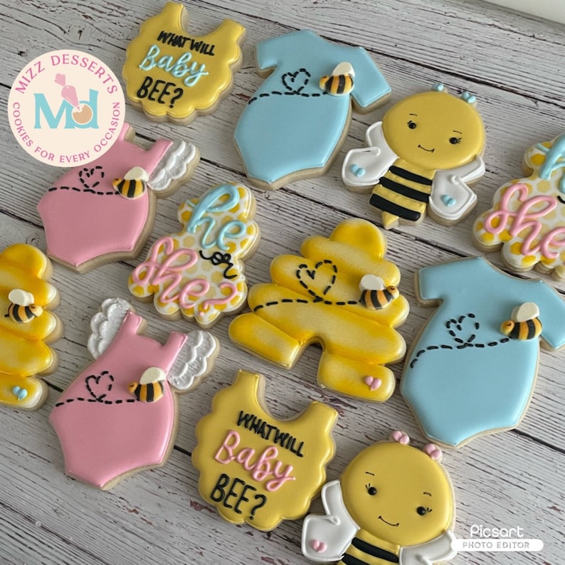 Pode incluir: Um conjunto de nove bolachas de a&ccedil;&uacute;car decoradas com um tema de abelha. As bolachas s&atilde;o decoradas com glac&ecirc; amarelo, rosa, azul e branco. As bolachas apresentam o texto "What will Baby Bee?" e "He or She?"