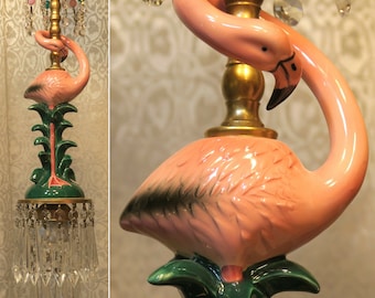 Lámpara de araña vintage con forma de pájaro flamenco tropical, soporte de techo con dosel, guirnaldas de cuentas de vidrio opalino, cristal y latón.