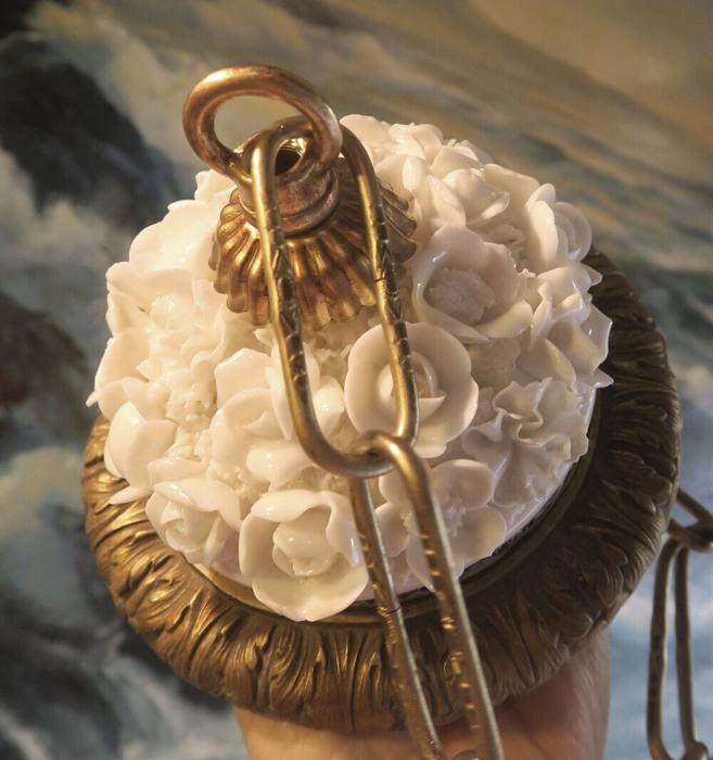 印籠　INRO  The Champoud Collection Brass Canopy Part Vintage White Rose Capodimonte Porcelain