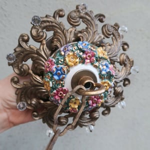 Parte del dosel Vintage ROSE Capodimonte candelabro de porcelana Latón dorado pintado a mano filigrana destacada Spelter cuentas de vidrio facetado