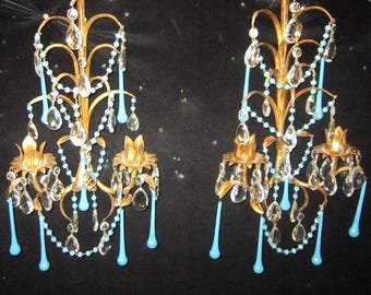 Par de apliques de cristal italianos vintage con detalles dorados, cuentas de macarrones y prismas de vidrio azul opalino con detalles transparentes en forma de lágrima.