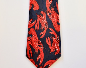 Puede incluir: Una corbata azul oscuro con un patrón repetido de langostas rojas.