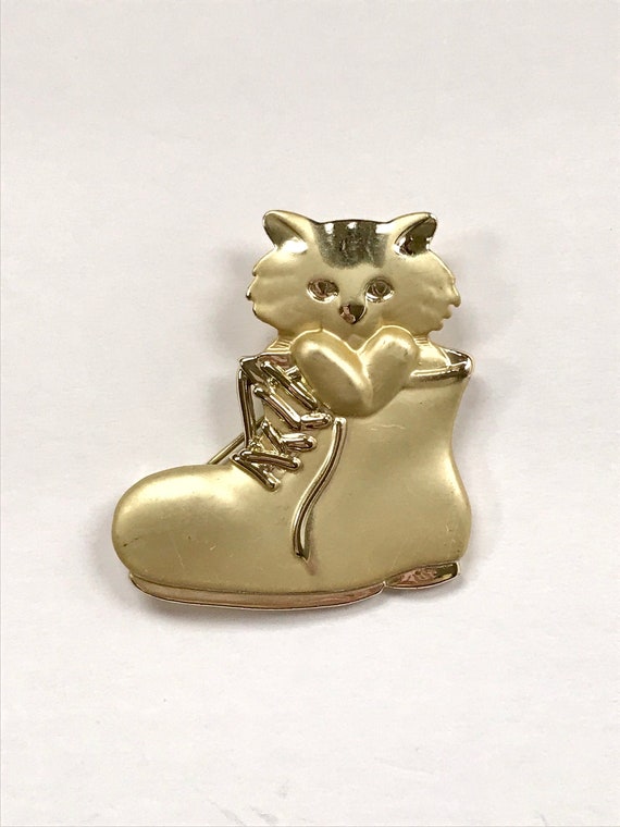 Kitty Cat Chilling out in Shoe Pin Brooch, Cat Lov