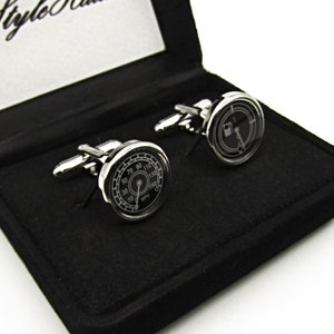 Manschettknappar med bilurtavla: Manschettknappar som present till marskalkar och bröllop