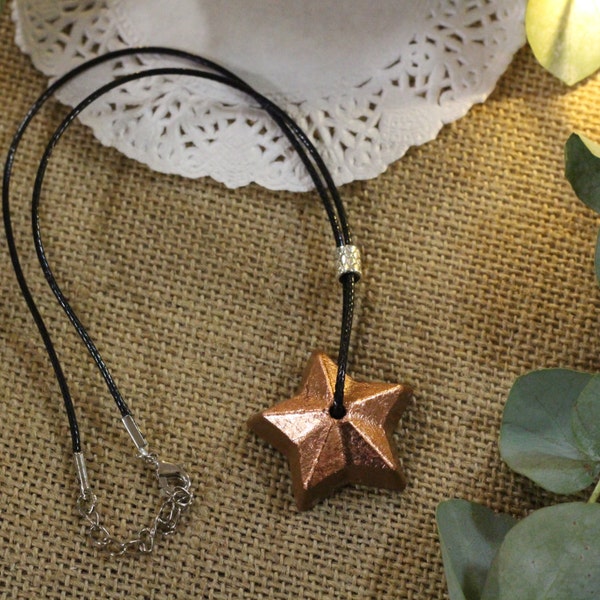 Collier étoile cuivrée en béton teinté