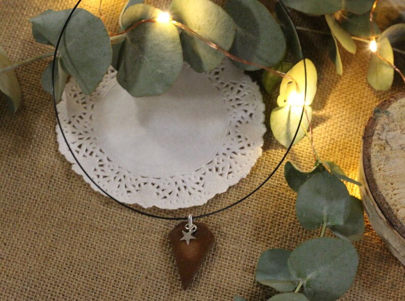Original diamond-shaped necklace in tinted concrete with mini star