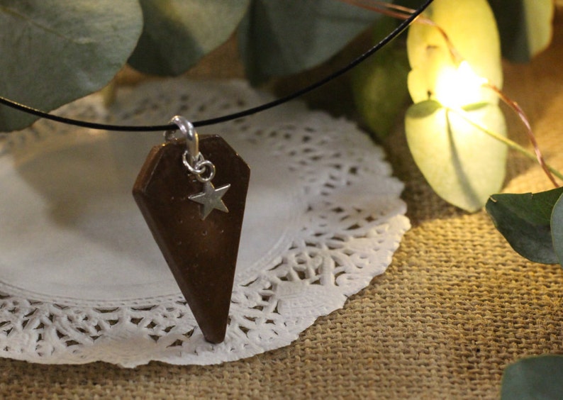 Original diamond-shaped necklace in tinted concrete with mini star