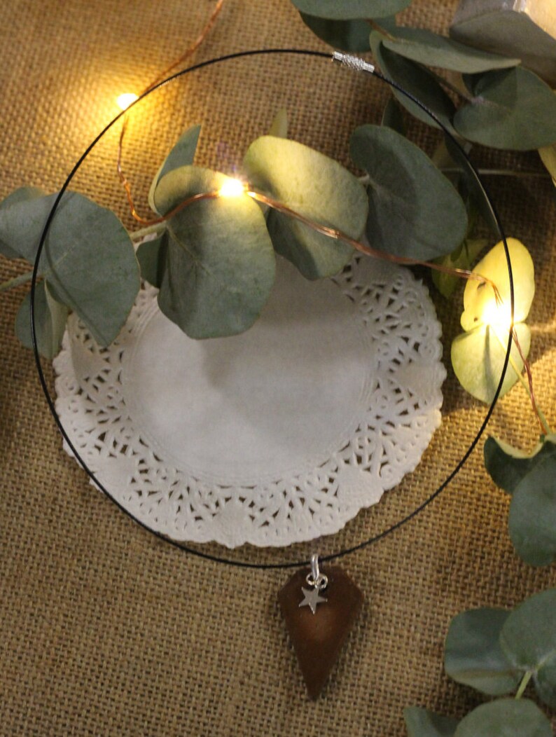 Original diamond-shaped necklace in tinted concrete with mini star