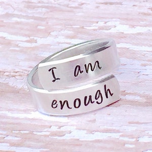 Soy suficiente - anillo estampado a mano - anillo muy resistente - gran regalo - divertida pieza de joyería anillo inspirador - eres suficiente - autoestima