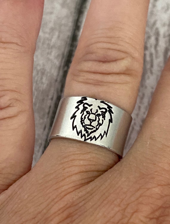 lion hand ring