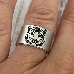 Bague tigre, bague animal, courageux, tigre, bague estampée à la main, tigre fort, bague tendance, bijoux tigre, bague de manchette