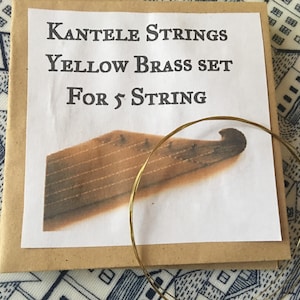 Puede incluir: Un paquete de cuerdas de KANTELE de latón amarillo para 5 cuerdas. El paquete incluye una bobina de cuerdas y una imagen de un kantele.