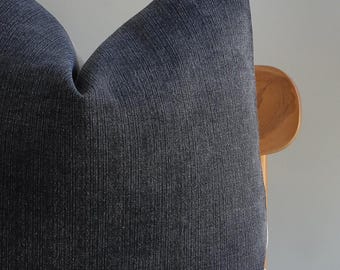 Funda de almohada de diseño gris carbón: cojín texturizado de lujo, decoración minimalista moderna y escandinava.