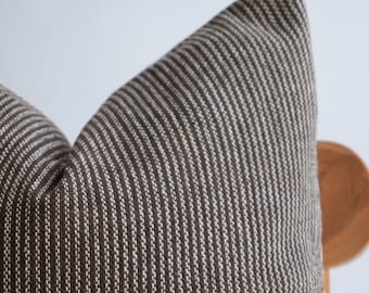 Funda de almohada tejida a rayas color crema y marrón