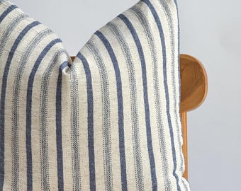 Funda de almohada tejida a mano en cáñamo neutro a rayas azules, almohada náutica, decoración para el hogar playero.