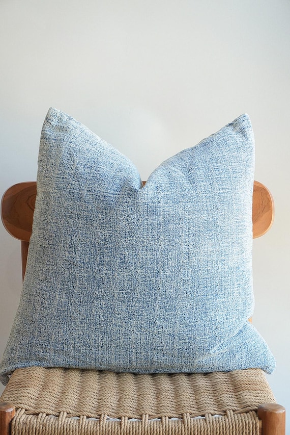 Hellblauer texturierter Kissenbezug - Modernes Dekokissen für Sofa & Stuhl