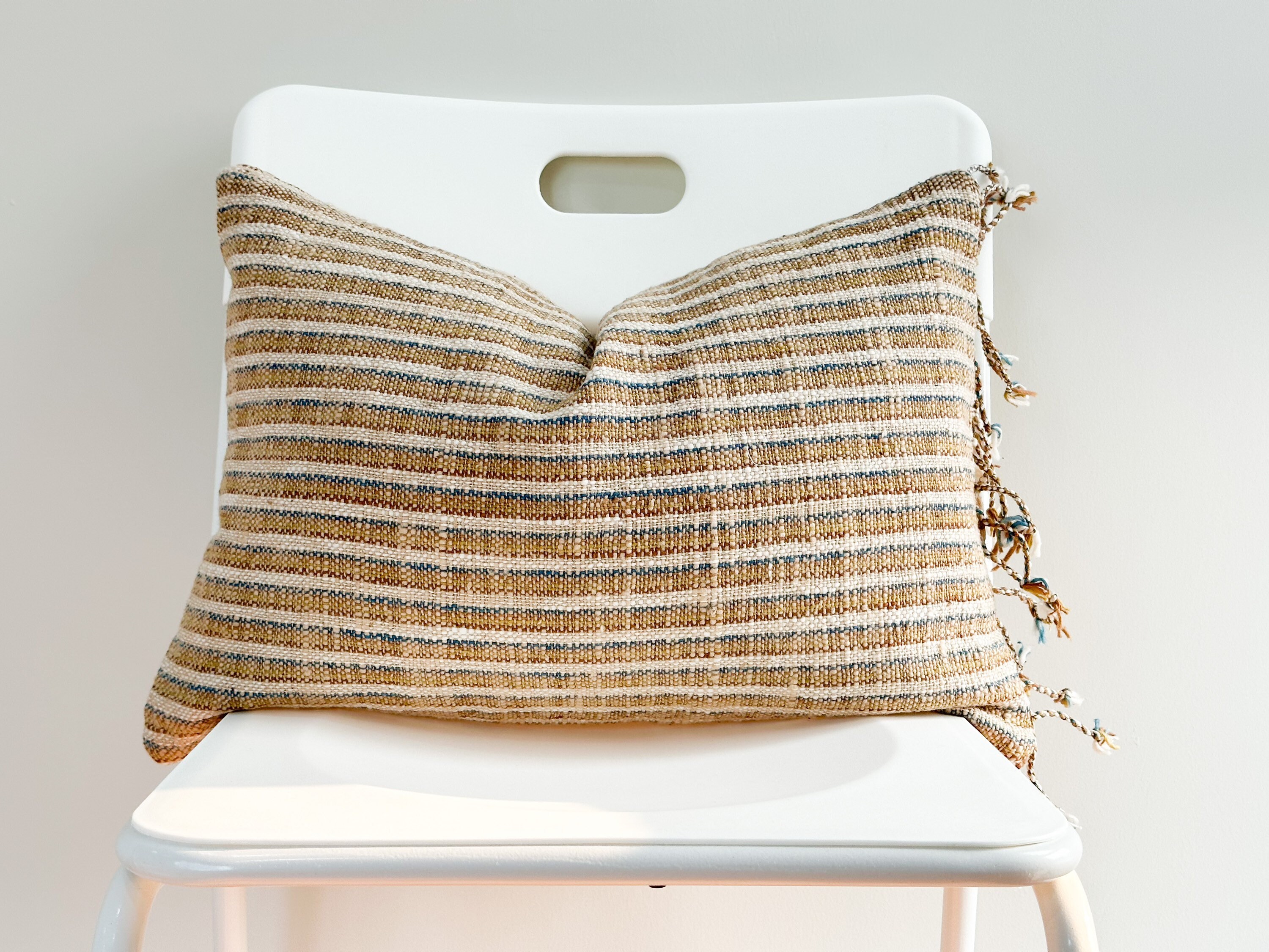 Funda de almohada de color de tinte natural tejida a mano de cáñamo tribal