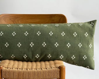Funda de almohada textil Hmong personalizada: Decoración étnica para el hogar en batik verde