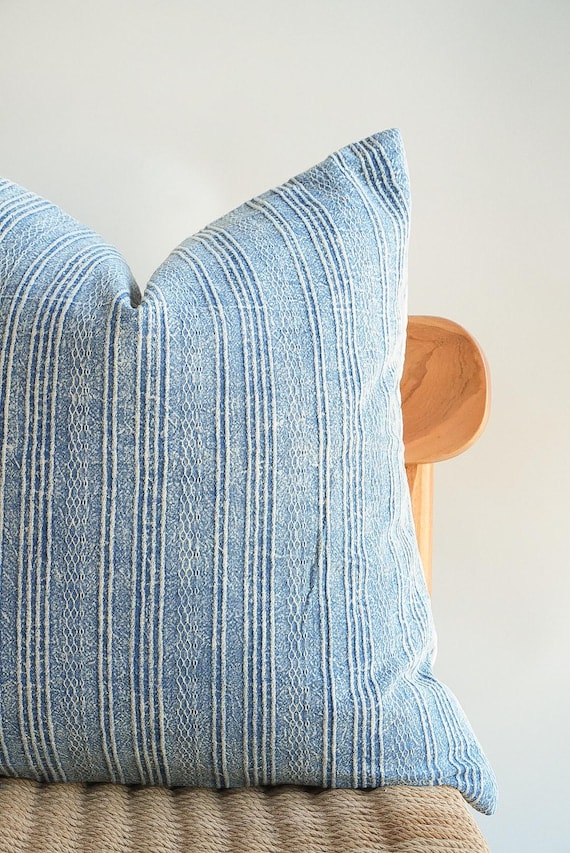 Blau gestreifter Kissenbezug, Küstenkissen, Minimalistisches Sofakissen im skandinavischen Stil
