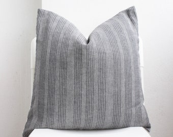 Funda de almohada a rayas grises