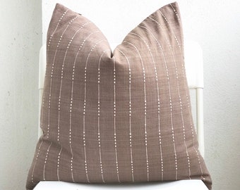 Housse de coussin tissée à rayures marron crème