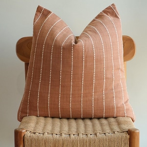 Funda de almohada de algodón teñido natural, tejida a mano en terracota / Cojín bohemio artesanal / Decoración minimalista y terrosa para el hogar