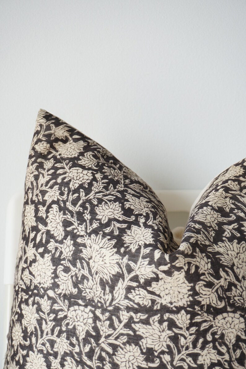 Puede incluir: Una funda de coj&iacute;n con estampado floral en blanco y negro. La funda de coj&iacute;n tiene un dise&ntilde;o tradicional de impresi&oacute;n en bloque indio.