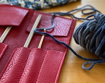 Knitting needle case made of leather for different needle systems