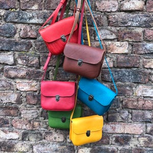 Kleine Leder Umhängetasche, Kindertasche bunt, Ledertasche, Handtasche echt Leder, chromfreies Leder, personalisierbare Tasche, Handytasche