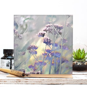 Tarjeta de regalo en blanco con diseño floral Verbena de Jessica Wilde