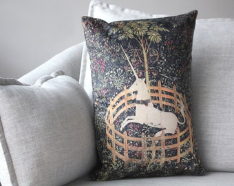 la licorne est en captivité et n'est plus morte - taie d'oreiller en velours de 14 x 20 po - tapisseries de licornes, 1495 - 1505