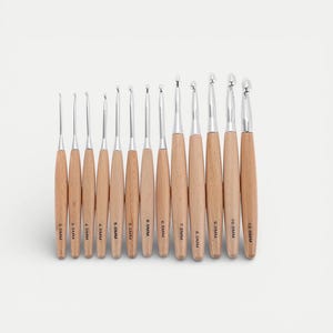 Komplet szydełek: ergonomiczny drewniany uchwyt, aluminiowe szydełka + etui zapinane na zamek