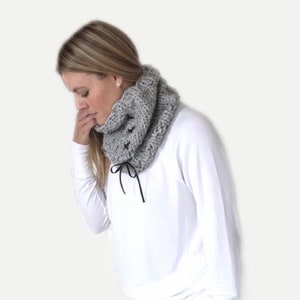 Chunky Knit Cowl with Leather Ties THE URBANO image 3