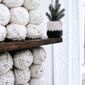 Planta de pino en miniatura de imitación con funda para maceta de crochet