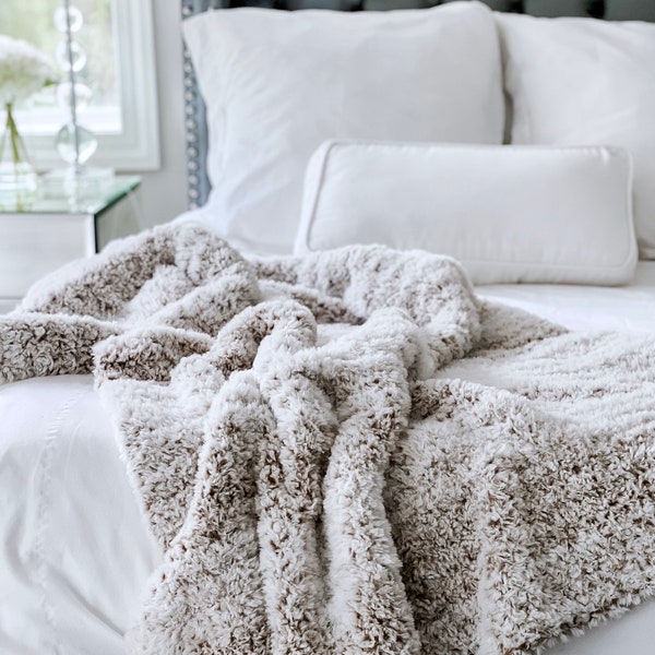 Crochet Pattern |  Faux Fur Crochet Blanket Throw  | THE PELLICCIA