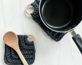 Modern Crochet Trivet Pot Holder with Decorative Wood Ring | THE PRESINA TRIVET