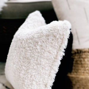 Crochet Pattern | Faux Fur Pillow Cover | THE STRUTTURA