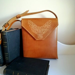 Caramel Messenger Bag, leather crossbody bag, Geometric Owl Pattern, Taba Leather Purse, Leather Craft Owl Bag, Women bag with bird pattern