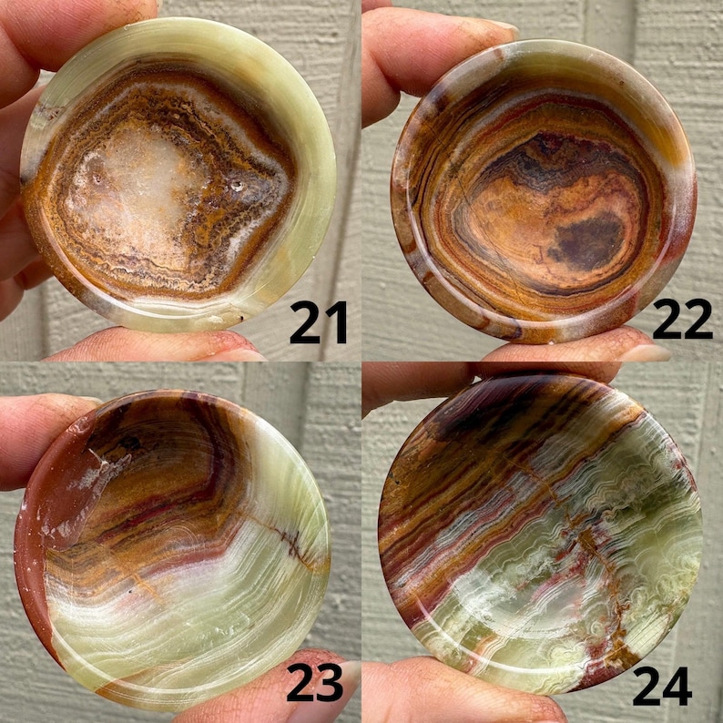 以下が含まれることがあります： 緑、茶色、クリーム色の4つの丸い磨かれたオニキスボウル。各ボウルには、渦巻く色とテクスチャのユニークなパターンがあります。ボウルには21、22、23、24の数字が見えます。これらのボウルは、小さなアイテムを入れるのに最適です。
