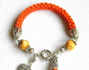 Bracelet tressé en faux suède avec perles de jaspe et breloque coeur