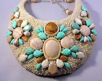 Collana con pettorina ricamata con perline: gioielli con pietre preziose