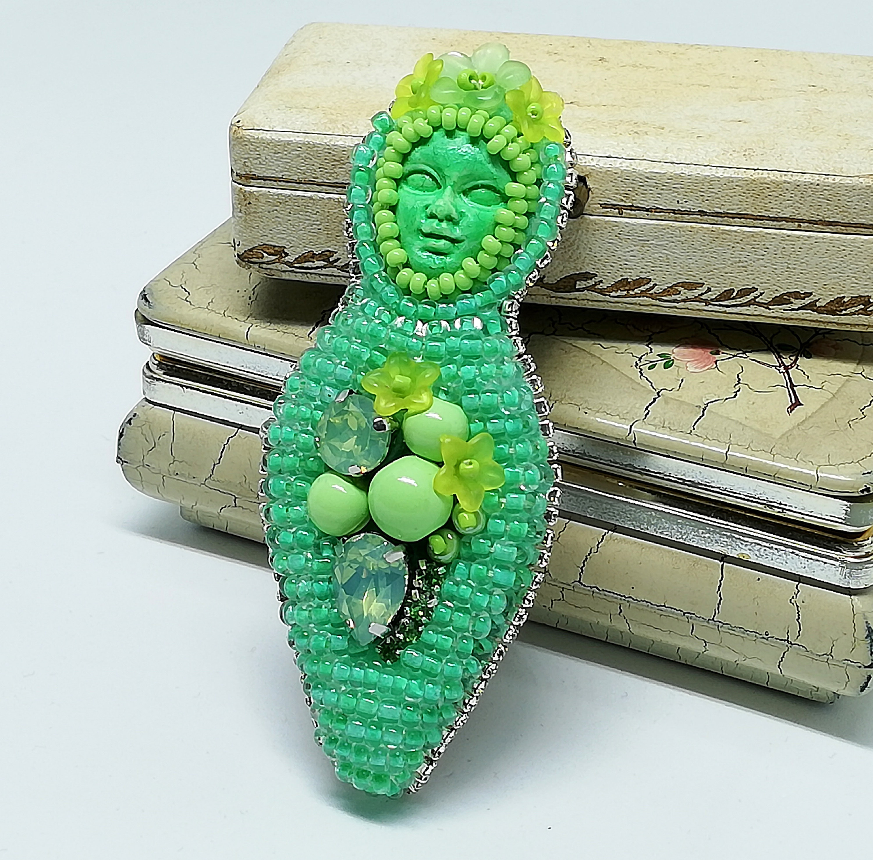 ミントグリーンの女神ブローチ：ビーズの置物ピン - Etsy 日本
