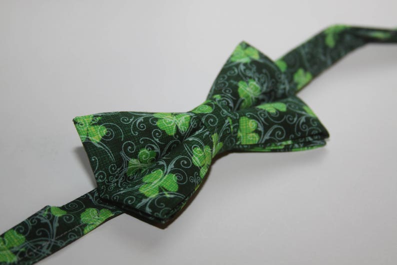 shamrock tie pre tied bow tie double layer bow tie St Patrick/'s Day tie shamrock bow tie Mens bow tie green bow tie